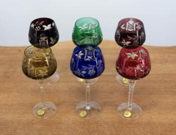 Set barevných křišťálových sklenic na víno Set barevných křišťálových sklenic na víno