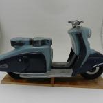 Kovový model na dřevěném podstavci, motocykl Kovový model na dřevěném podstavci, motocykl