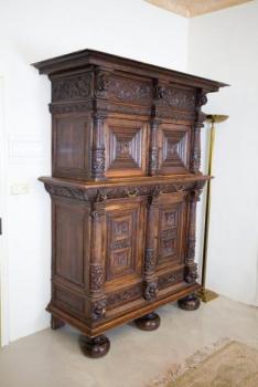 Bohatě vyřezávaný neorenesanční kredenc z 19. stol Bohatě vyřezávaný neorenesanční kredenc z 19. stol