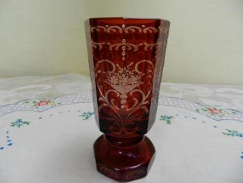 Bohatě zdobená sklenice, rubínová lazura, 19. stol Bohatě zdobená sklenice, rubínová lazura, 19. stol