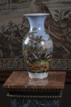 215. Velká váza s loveckým motivem 215. Velká váza s loveckým motivem