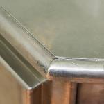 Designová komoda se stříbrným povrchem Designová komoda se stříbrným povrchem