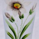 Dvě sklenice s bílými květy - Protěž alpská Dvě sklenice s bílými květy - Protěž alpská