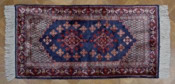 Tuniský hedvábný kobereček / předložka 135 X 61 cm Tuniský hedvábný kobereček / předložka 135 X 61 cm