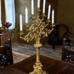 Párové neogotické mosazné svícny z 19. století Párové neogotické mosazné svícny z 19. století