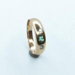 Starožitný zlatý prsten s brilianty a smaragdem Starožitný zlatý prsten s brilianty a smaragdem