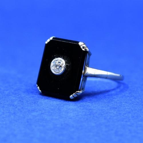 Zlatý art deco prsten s onyxem a briliantem, 1920 Zlatý art deco prsten s onyxem a briliantem, 1920