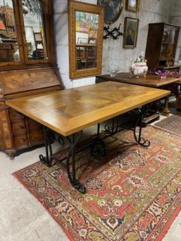 Jídelní stůl s kovanou trnoží  Jídelní stůl s kovanou trnoží