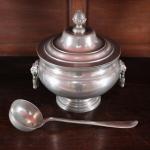 Soubor cínového nádobí z 19. století Soubor cínového nádobí z 19. století