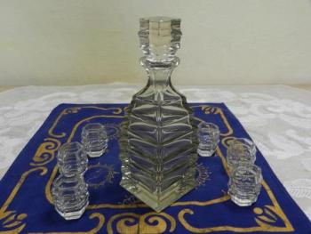 Broušená kubistická souprava, karafa a 6 panáků Broušená kubistická souprava, karafa a 6 panáků