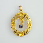 Zlatý přívěsek se safírem a perlami  Zlatý přívěsek se safírem a perlami