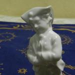 Bílá menší plastika chlapce - KPM Berlin Bílá menší plastika chlapce - KPM Berlin