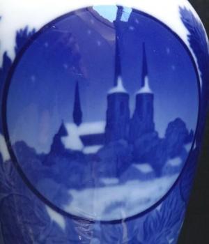 Vánoční vázička s kostelem a šiškami - Kodaň Vánoční vázička s kostelem a šiškami - Kodaň