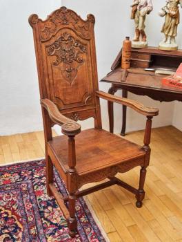 Křeslo HERVE z masivního dubu s bohatou řezbou Křeslo HERVE z masivního dubu s bohatou řezbou