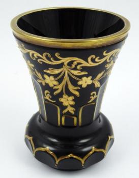 Pohár z tmavého rubínového skla se zlatem Pohár z tmavého rubínového skla se zlatem