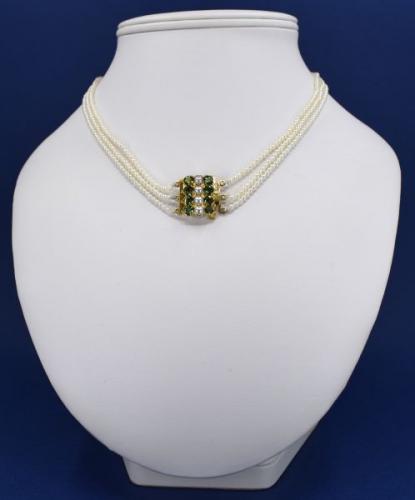 Perlový náhrdelník se zlatým uzávěrem Perlový náhrdelník se zlatým uzávěrem