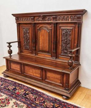 Neorenesanční vyřezávaná lavice s úložným prostore Neorenesanční vyřezávaná lavice s úložným prostore