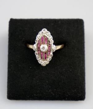 Art deco zlatý prsten s rubíny a diamanty Art deco zlatý prsten s rubíny a diamanty