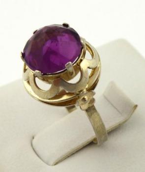 Stříbrný prsten s velkým syntetickým ametystem Stříbrný prsten s velkým syntetickým ametystem