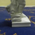 Bílá menší plastika chlapce - KPM Berlin Bílá menší plastika chlapce - KPM Berlin