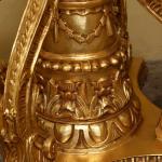 Obří párové zlaté lucerny na vyřezávaných nohách Obří párové zlaté lucerny na vyřezávaných nohách