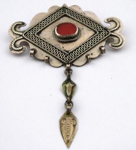 Brož s karneolem a přívěskem Brož s karneolem a přívěskem