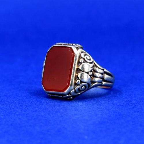 Zlatý pánský prsten s karneolem, Au 585/1000/ 7,80 g Zlatý pánský prsten s karneolem, Au 585/1000/ 7,80 g