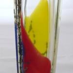 Váza s barevnými skvrnami a štěpinami kovů Váza s barevnými skvrnami a štěpinami kovů