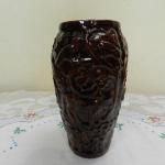 Plastická keramická hnědá váza s motivy zvířat Plastická keramická hnědá váza s motivy zvířat