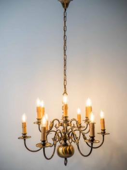 Dvoupatrový starožitný lustr s rybami zrestaurován Dvoupatrový starožitný lustr s rybami zrestaurován