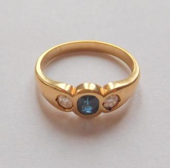 Zlatý prsten se safírem a brilianty Zlatý prsten se safírem a brilianty