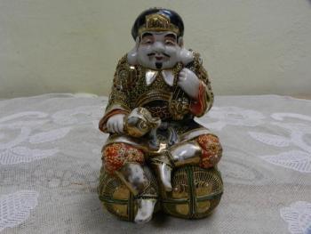 Japonská bohatě zdobená soška, bůžek, Satsuma Japonská bohatě zdobená soška, bůžek, Satsuma