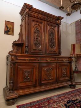 Starožitný zámecký bufet z ořechu Starožitný zámecký bufet z ořechu