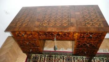 Dámský klasicisní psací stůl z 18. století Dámský klasicisní psací stůl z 18. století