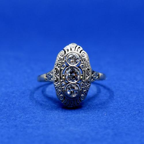 Bílozlatý art deco prsten s brilianty Bílozlatý art deco prsten s brilianty