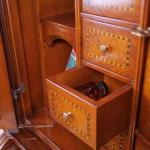 Intarzovaný sekretář s knihovnou a psací deskou Intarzovaný sekretář s knihovnou a psací deskou