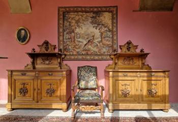 Párové neorenesanční komody s erby a nástavbou Párové neorenesanční komody s erby a nástavbou