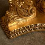 Obří párové zlaté lucerny na vyřezávaných nohách Obří párové zlaté lucerny na vyřezávaných nohách