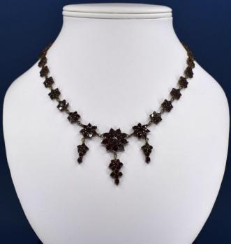 Granátový náhrdelník s ověsky Granátový náhrdelník s ověsky