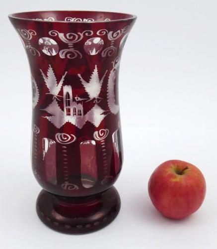 Vyšší ručně broušená váza s rubínovou lazurou Vyšší ručně broušená váza s rubínovou lazurou