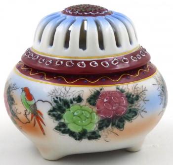 Malé porcelánové vykuřovadlo s květinami Malé porcelánové vykuřovadlo s květinami