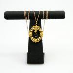 Zlatý přívěsek se safírem a perlami  Zlatý přívěsek se safírem a perlami