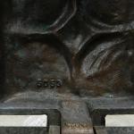 Bronzový objekt na kamenném podstavci Bronzový objekt na kamenném podstavci