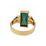 Zlatý prsten se zeleným kamenem Zlatý prsten se zeleným kamenem
