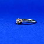 Bílozlatý prsten s briliantem Bílozlatý prsten s briliantem