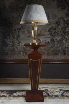 302. Dekorativní sloup s lampou 302. Dekorativní sloup s lampou