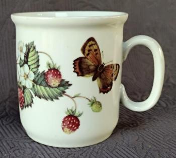 Hrnek - Lesní jahody s motýlkem, zn. Epiag  Hrnek - Lesní jahody s motýlkem, zn. Epiag