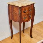 Intarzovaná komodka s vrchní mramorovou deskou Intarzovaná komodka s vrchní mramorovou deskou