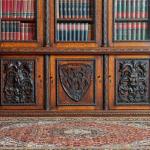 Velká neorenesanční knihovna s erbem Velká neorenesanční knihovna s erbem