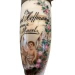 Porcelánová fajfka s miniaturou andílků Porcelánová fajfka s miniaturou andílků